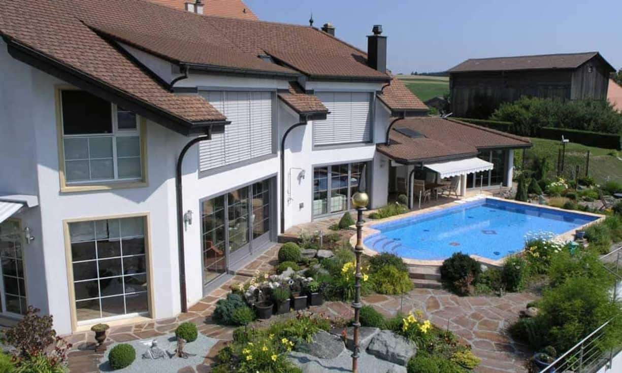 Die Villa mit Baujahr 2000 verfügt über zwei Einliegerwohnungen à 160 Quadratmetern.