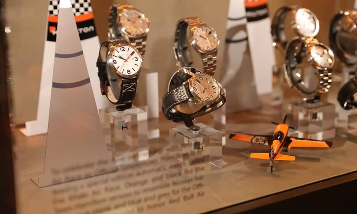 Hamilton wirbt mit seinen Air Race Uhren.