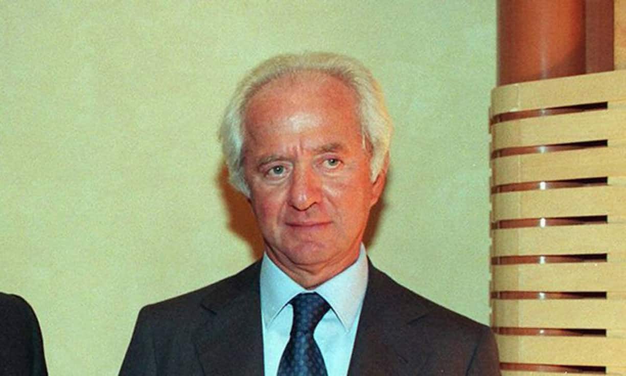 Aufgewachsen in einem Waisenhaus baute Leonardo Del Vecchio in den letzten 40 Jahren die grösste Brillenfabrik der Welt auf. Er lernte bei einem Medaillengraveur, aber schon bald ging er in den Brillensektor. Mit 20 machte er sich selbstständig, 1961 gründete er Luxottica mit anfänglich 10 Beschäftigten. Erst arbeitet er als Zulieferer für andere, später entwickelte er dann seine eigene Kollektion. Heute ist Leonardo der zweitreichste Mann Italiens. Sein Vermögen: 18,4 Milliarden Dollar.