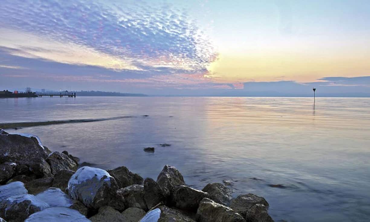 Der Neuenburgersee ist mit einer Oberfläche von 217 Quadratkilometern der grösste See auf Schweizer Territorium und liegt am Südfuss des Jura-Hügelzugs. Am Ufer bietet sich ein fantastischer Blick auf das Westschweizer Voralpenland und die Alpenkette. Zudem haben Besucher die Möglichkeit auf der Drei-Seen-Fahrt neben dem Neuenburgersee auch den Murten- und den Bielersee zu entdecken.Imagepro/ Wikimedia