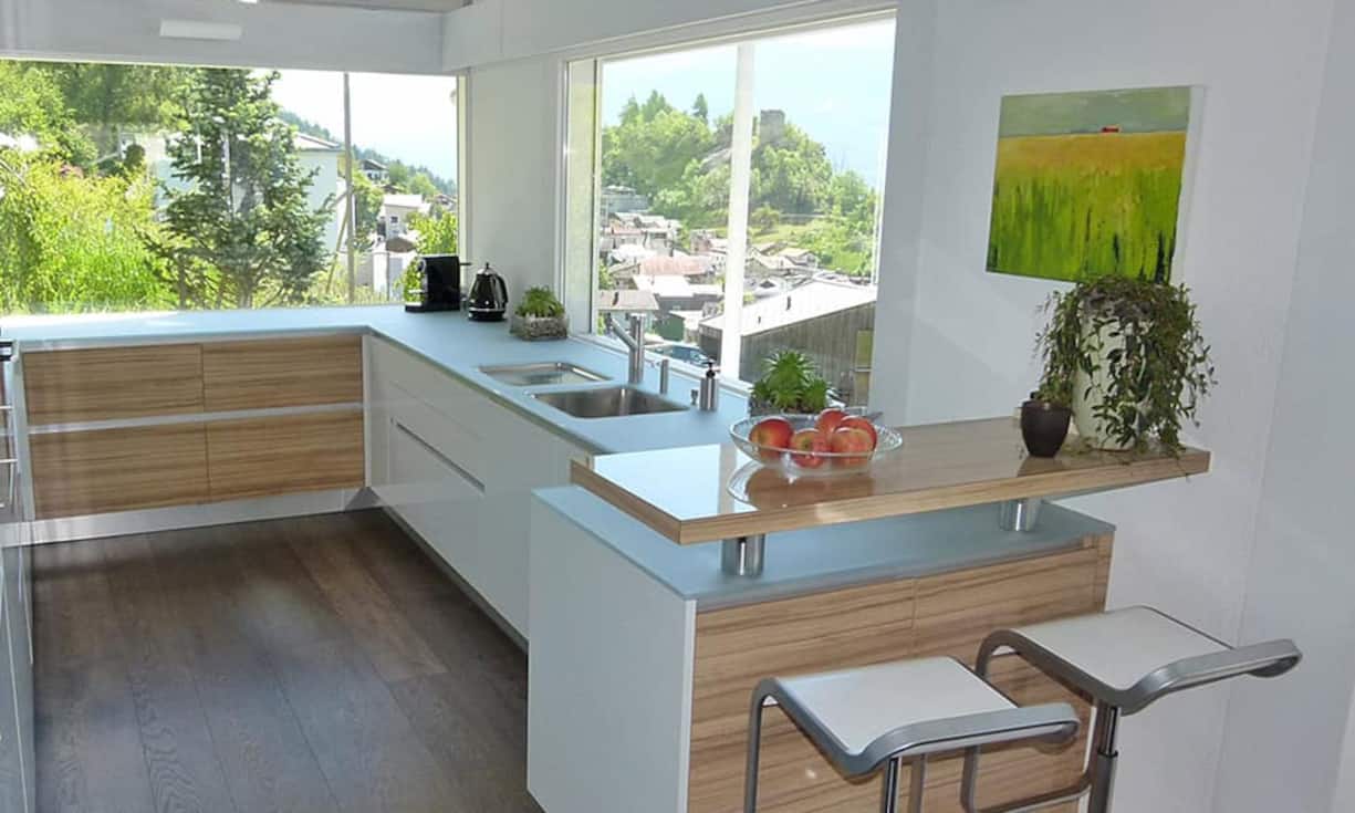 Die moderne Küche ist hell, mit einem Induktionsherd und einer Frühstücksbar bestückt. Letztere dient als...