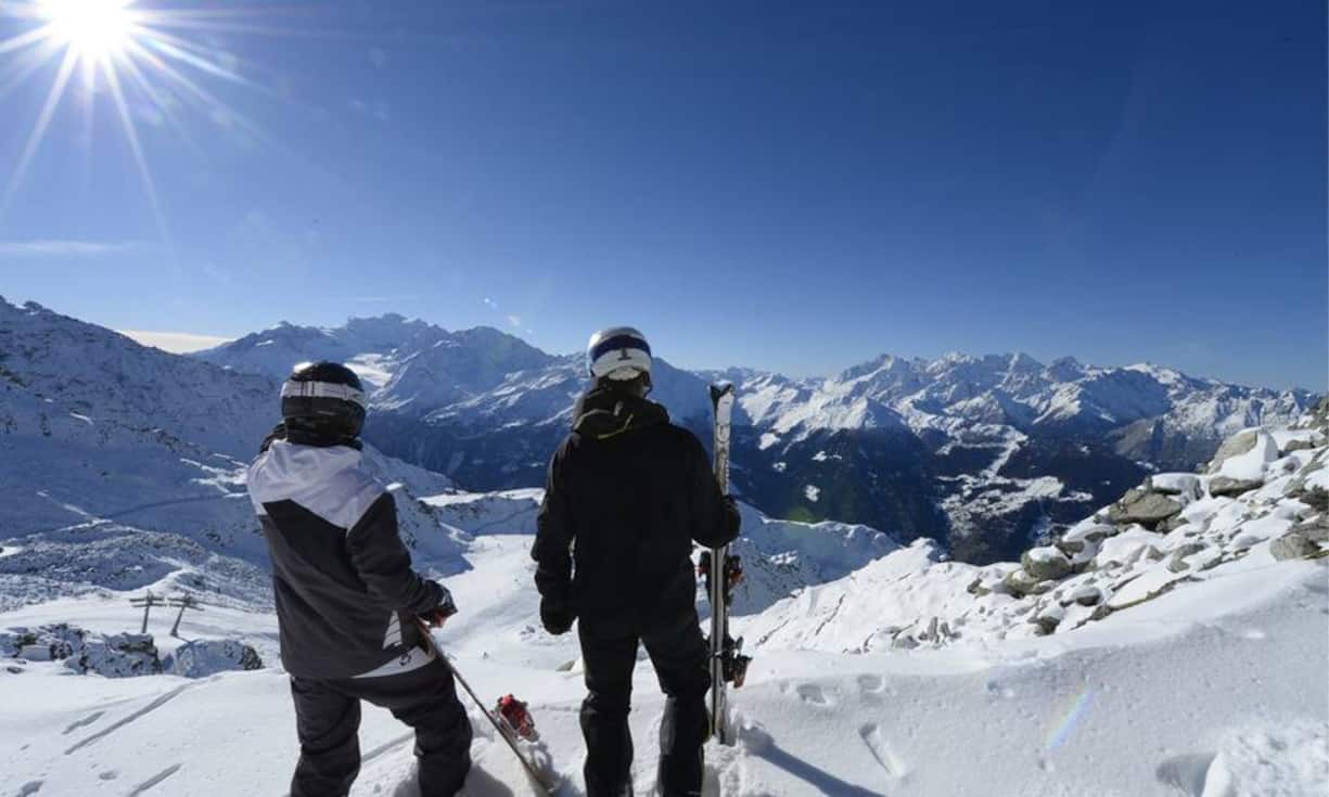 Verbier, Schweiz: Das Unternehmen NetJets hat die am häufigsten angeflogenen Wintersportziele zusammengestellt. Mit dabei: Verbier. Ob Hugh Grant, James Blunt oder sogar die britischen Royals, in Verbier, zehn Kilometer östlich von Martigny, ist die Promi-Dichte hoch. Kein Wunder: 90 Lifte und Bahnen erschliessen gut 410 Kilometer Pisten und Berggipfel.