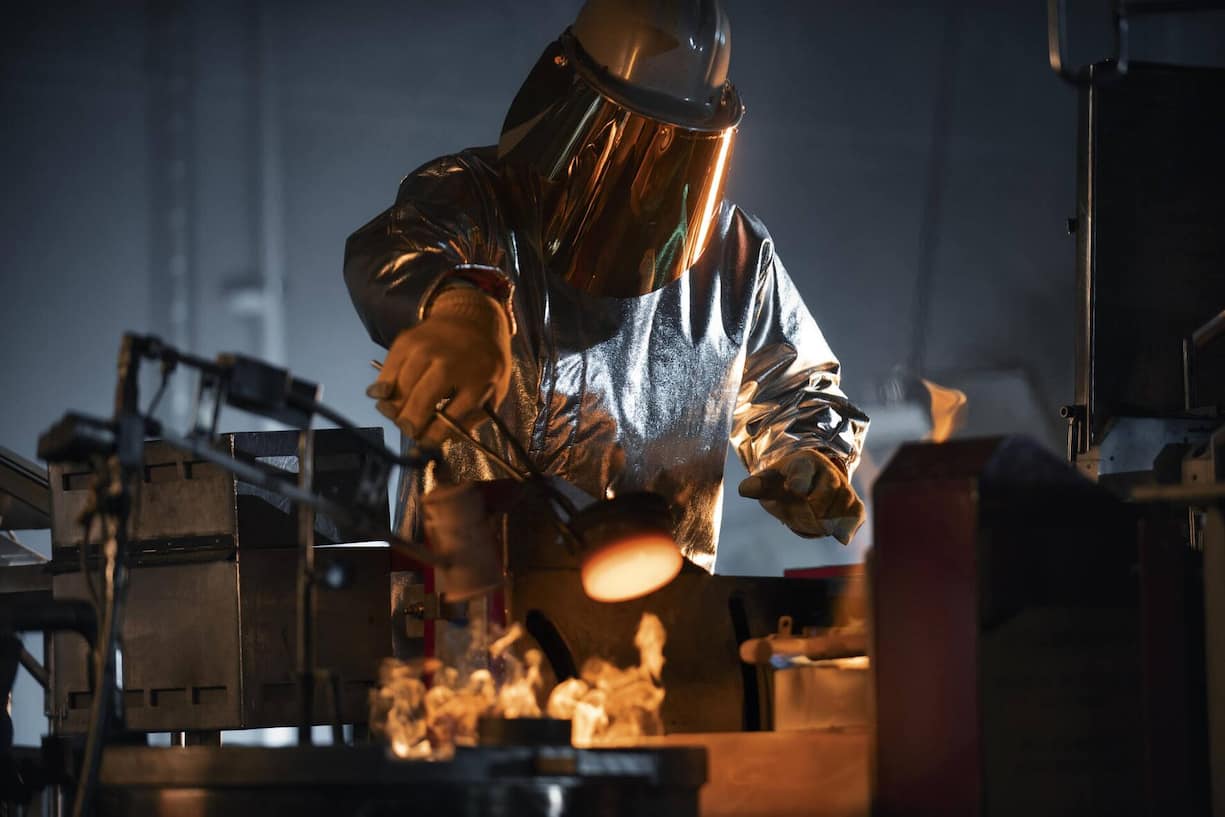 Und ein Blick in den Schmelzofen. Niemand verarbeitet mehr Gold als die Genfer.