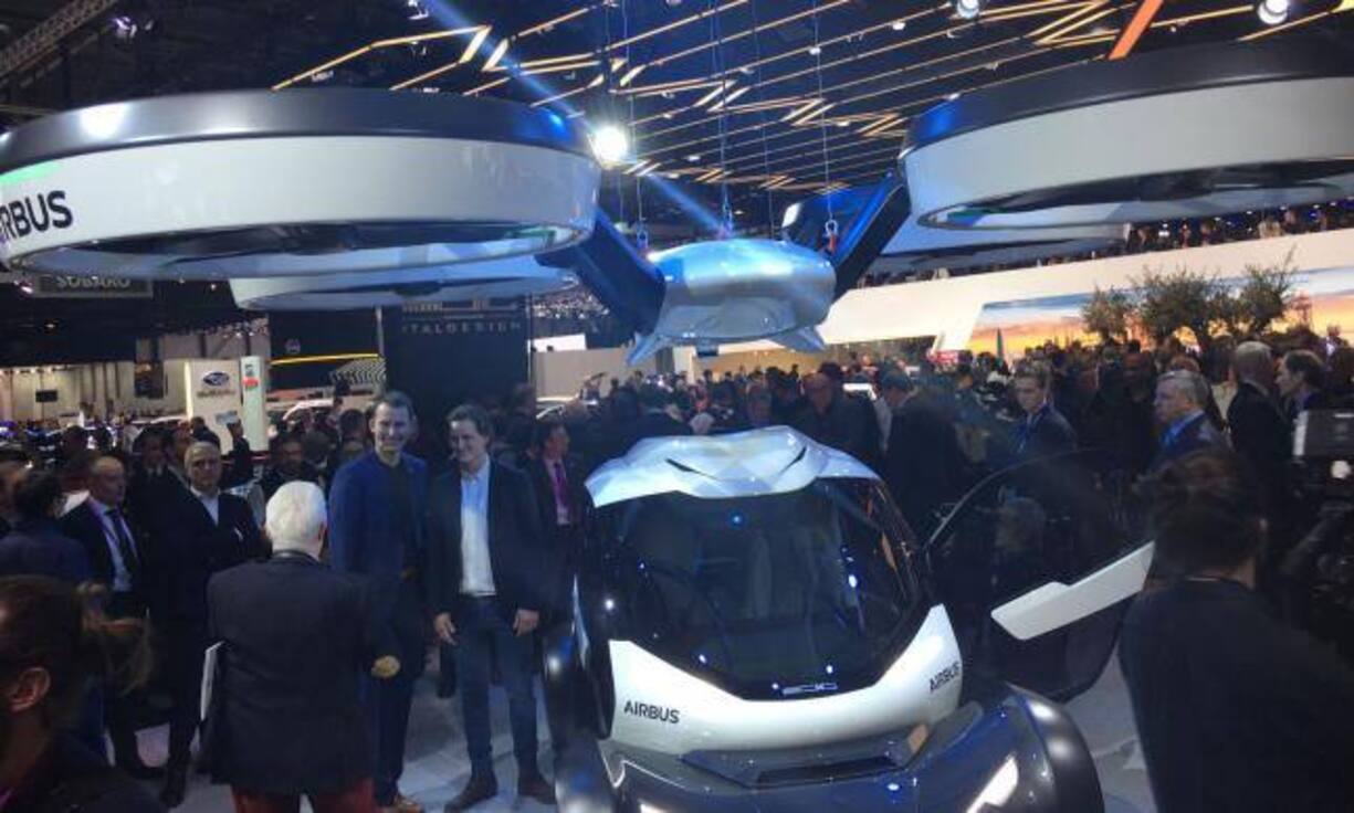 Eine Weltneuheit: Flugzeugbauer Airbus ist ebenfalls in Genf und zeigt eine Kombination aus Auto und Mini-Flieger. Das «Airbus Flying Car» ist als eine Art Hybrid gedacht, aber noch nicht zur Umsetzung bestimmt.