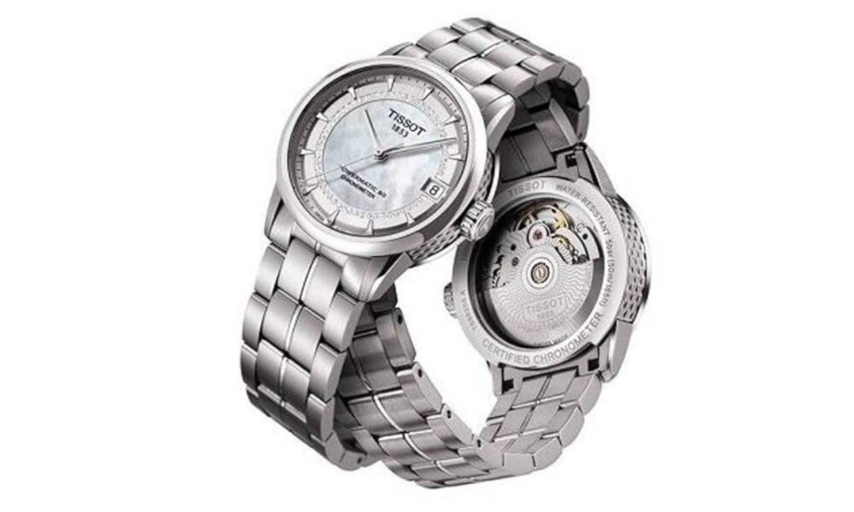 Kampfansage: Tissot Lady 80 Powermatic mit automatischem Werk mit 80 Stunden Gangreserve, Perlmuttzifferblatt und sertierten Indizes.