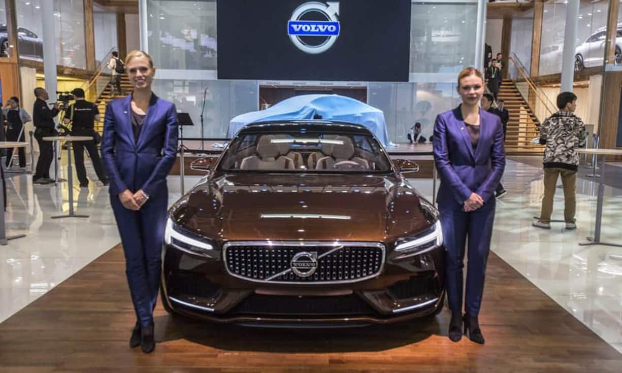 Der chinesisch kontrollierte Hersteller Volvo an der Autoshow in Peking. Zumindest die Hostessen kommen scheinbar noch aus Schweden.