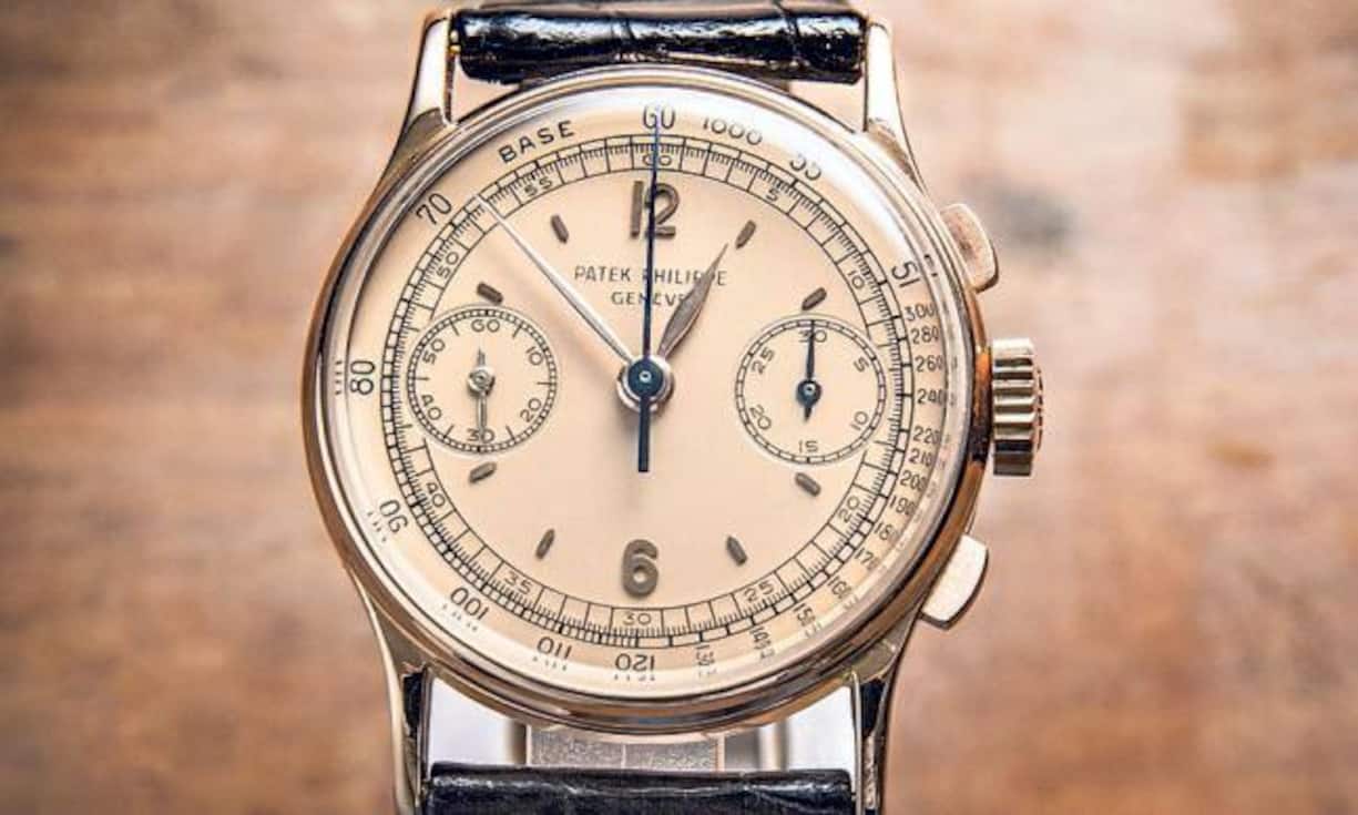 Patek Philippe 1947: Patek Philippe (Ref. 130)
Seltene Armbanduhr mit Chronograph und Tachymeter-Skala. Gehäuse 18-Karat-Rotgold. Durchmesser 33 Millimeter. Handaufzugwerk. Goldkrone mit Calatrava-Kreuz im Relief. Rechteckige Drücker. Lachsfarbenes Zifferblatt, zwei vertiefte, mit Chemin de fer versehene Hilfszifferblätter, bei 9 Uhr für die konstante Sekunde, bei 3 Uhr für den 30-Minutenzähler des Chronographen. Mit Stammbuch-Auszug. Preis: Auf Anfrage (geschätzt um die 90 000 Franken)