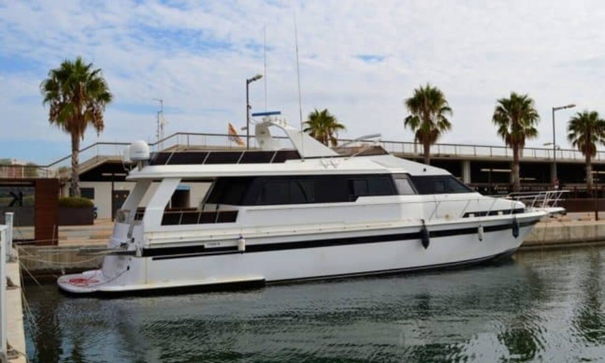 Im Hafen von Badalona, zehn Kilometer von Barcelona entfernt, können Bootsinteressierte auf dieser 27-Meter-langen Motoryacht übernachten. Bis zu zehn Personen finden darauf Platz. Auf Wunsch kann die Yacht auch für Ausflüge gemietet werden, dann inklusive Kapitän und Crewmitglied. Das Angebot ist mit Kosten von 39 Dollar pro Nacht und Person preisgünstig.