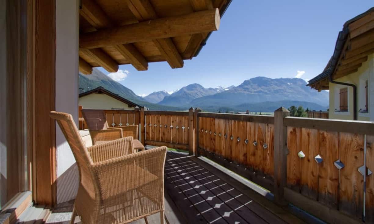 Zwei Balkone laden mit eindrucksvoller Aussicht zur Entspannung ein.