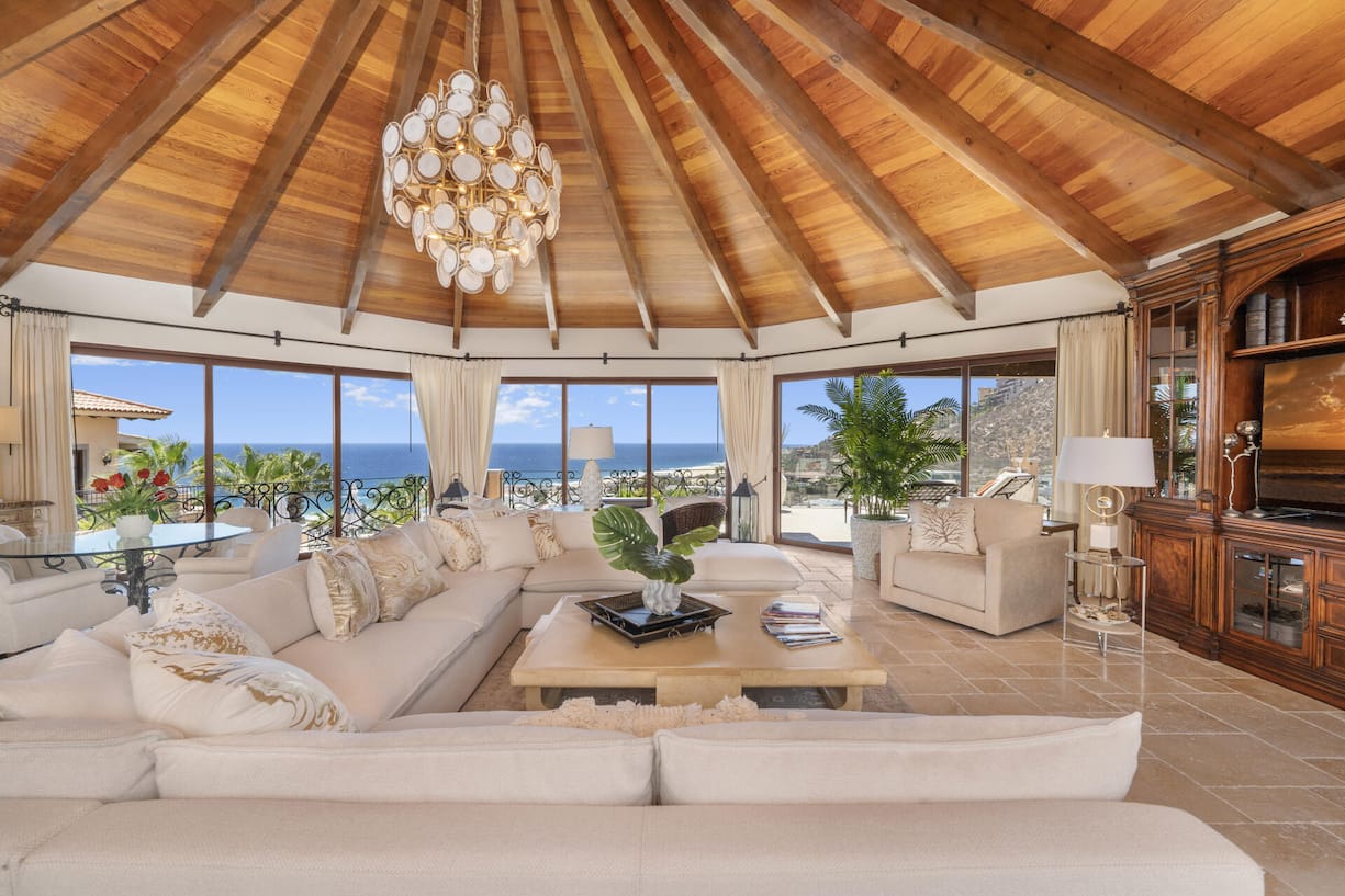 Exquisite 9 Bedroom Home with Unparalleled Luxury Amenities (c) Engel & Völkers Snell Real Estate (10).jpg
