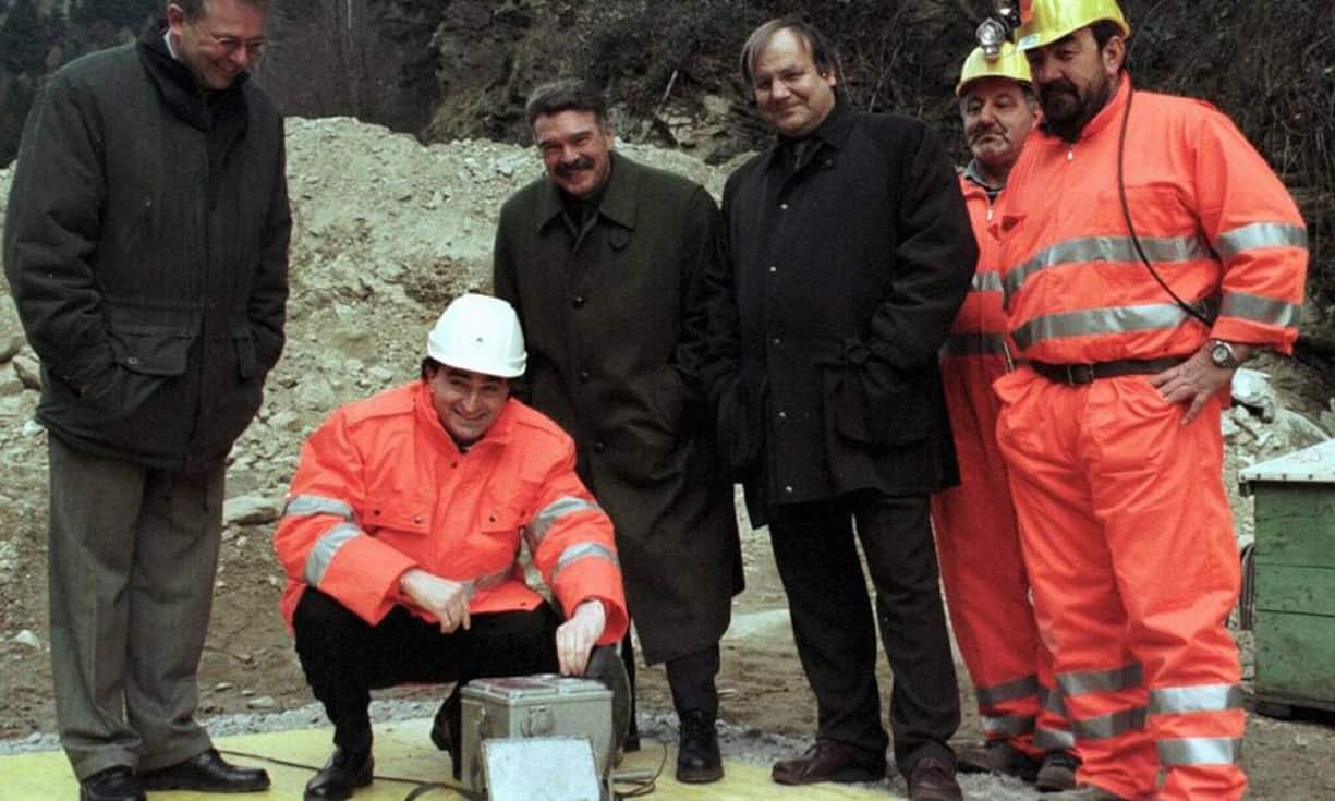 ... am 4. Dezember 1999 der Tessiner Regierungspräsident Marco Borradori in Faido die erste Sprengung auslösen konnte. Damit begann die 17 Jahre lange Bauzeit des Gotthard-Basistunnels.