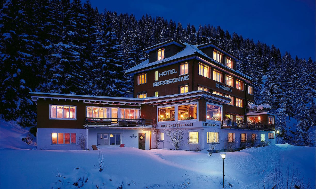 rigi-kaltbad-hobeso-hotel-aussen-nacht-bergsonne.jpg