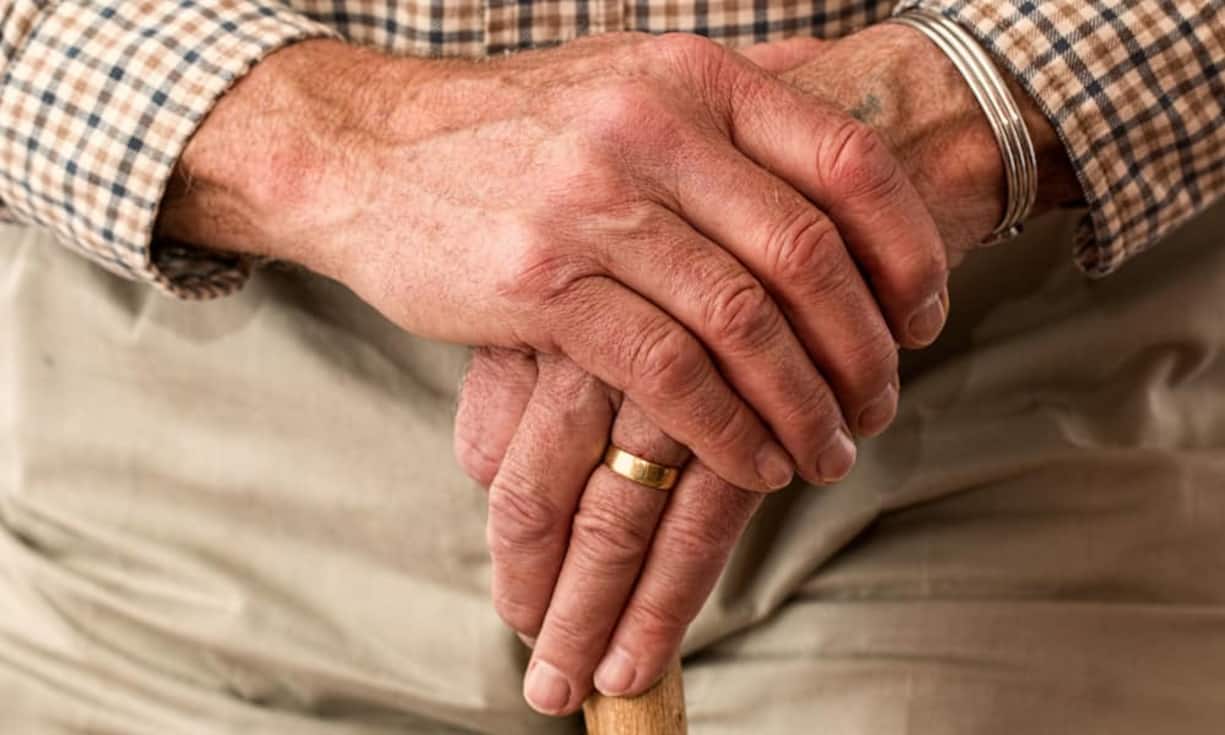 Einzahlung in die Pensionskasse: Zahlungen in die zweite Säule liegen in der Hitparade der Abzüge weit vorne. Den Maximalbetrag bestimmt die Lücke in der PK, ablesbar am PK-Ausweis. Derartige Lücken entstehen beispielsweise bei Lohnerhöhungen. Die Einzahlungen zur Schliessung der Lücke verringern  das steuerbare Einkommen. Um die höchsten Grenzsteuersätze mehrmals zu brechen, sollte die Einzahlung auf mehrere Jahre verteilt werden.