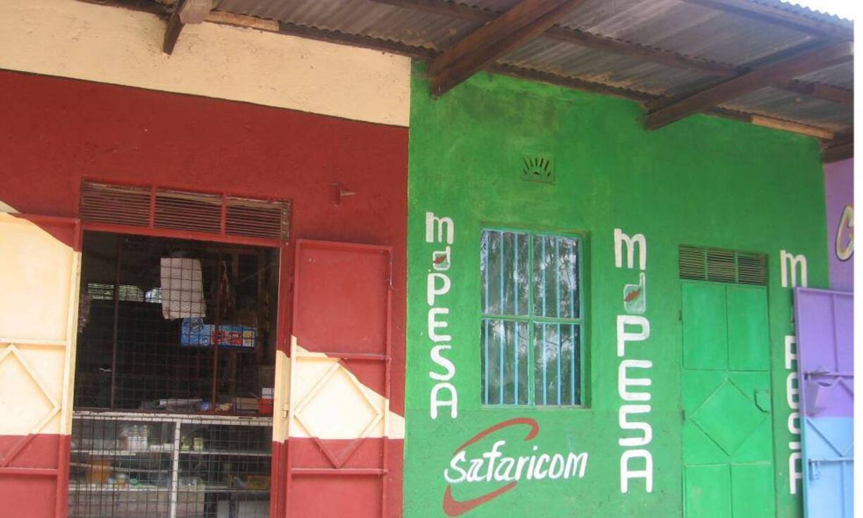 Während mobile Bezahldienste in Industrieländern um Akzeptanz kämpfen, erreicht der Bezahldienst MPesa laut Weltbank in Kenia 80 Prozent der Haushalte. Transaktion in Höhe von 22 Milliarden US-Dollar liefen 2013 über den Dienst, das war die Hälfte des BIP des Landes.