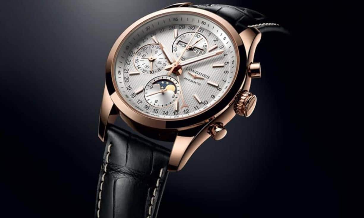 Die neue Conquest Classic Moonphase von Longines zeigt das Datum, den Wochentag, den Monat und die Mondphasen an. Der neue Chronograph mit seinem Durchmesser von 42 mm beherbergt das automatische Chronographenwerk L678. Das Gehäuse ist in Edelstahl, in Edelstahl mit Roségoldkappe oder aus 18-karätigem Roségold erhältlich.Longines