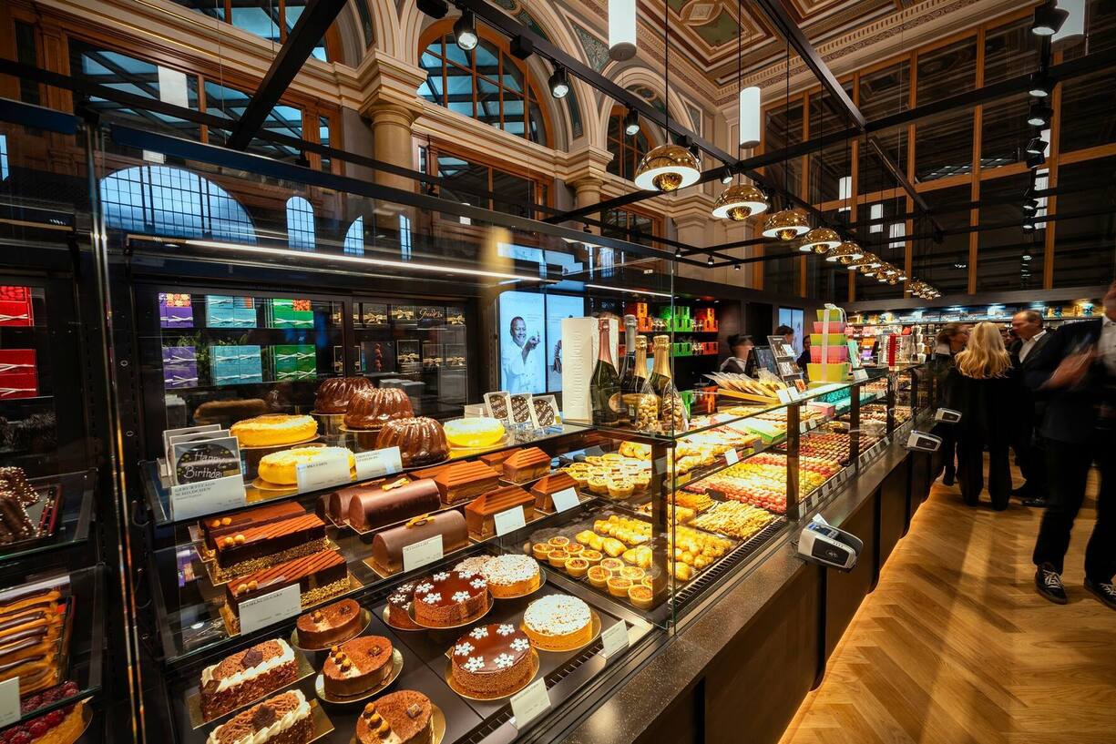 Grosse SprÃ¼ngli-WiedererÃ¶ffnung am ZÃ¼rcher Hauptbahnhof mit Milan Prenosil, PrÃ¤sident des Verwaltungsrats, Corinna Stoll, Filialleitung, Christoph Hollenweger, Leiter Vertrieb, Tomas Prenosil, CEO, Stefanie Winkler, Stv. Filialleitung am 03. November 2023 Â© 20 Minuten / Marco ZanggerÂ  +41 44 248 65 82 sonja.mulitze@20minuten.ch 20minuten.ch 20 Minuten, TX Group AG, Werdstrasse 21, Postfach, 8021 ZÃ¼rich