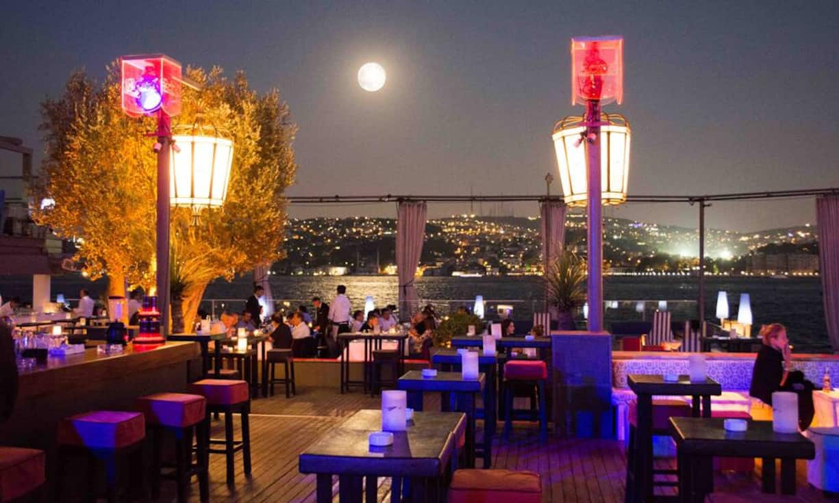 «Sehen und gesehen werden», so lautet im Reina, Istanbul, das Motto, vor allem gegen Mitternacht, wenn sich das Freiluft-Restaurant zum (Tanz-) Club unter ebenso freiem Himmel wandelt. Hier speist und tanzt die Elite Istanbuls mit Blick auf den Bosporus. In der türkischen Metropole gilt das Reina als bester Club der Stadt, der auch viele internationale Stars anzieht. Reina