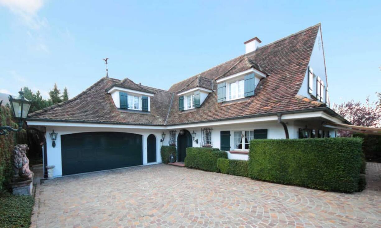 Das Gebäude wurde 1991 im englischen Landhausstil erbaut.