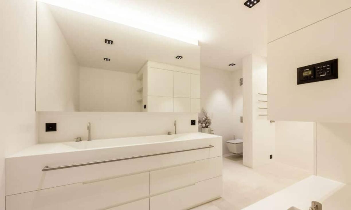 Das Familienhaus, mit Baujahr 2014, hat 3 Schlafzimmer mit eigenen Nasszellen. Ebenfalls ist ein Gäste WC vorhanden.