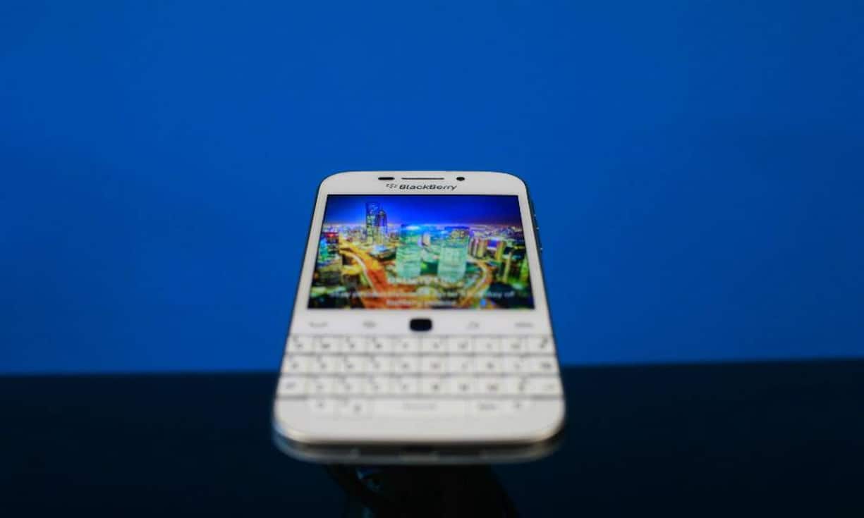 Blackberry liegt weit abgeschlagen hinter der Konkurrenz. Im Schnitt kommen die einstigen Giganten der Geschäftskommunikation auf 14 Sekunden. Blackberry schafft es auch nicht in jeder Episode auf den Bildschirm. Und selbst wenn die Handy-Marke zu sehen ist, ist es manchmal gar ziemlich kurz, so zum Beispiel in Folge 27 - nämlich gerade einmal 1 Sekunde. Quelle: Concave Brand Tracking. Bilder: Keystone.