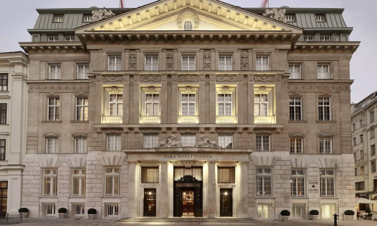 Logieren in Häusern, die einst Banken waren, hat seinen eigenen Reiz. Auch das Park Hyatt Vienna war einst ein Geldhaus - die Bank Austria. Das Hotel wurde im vergangenen Jahr eröffnet und befindet sich im «Goldenen Quartier» mitten in Wien.