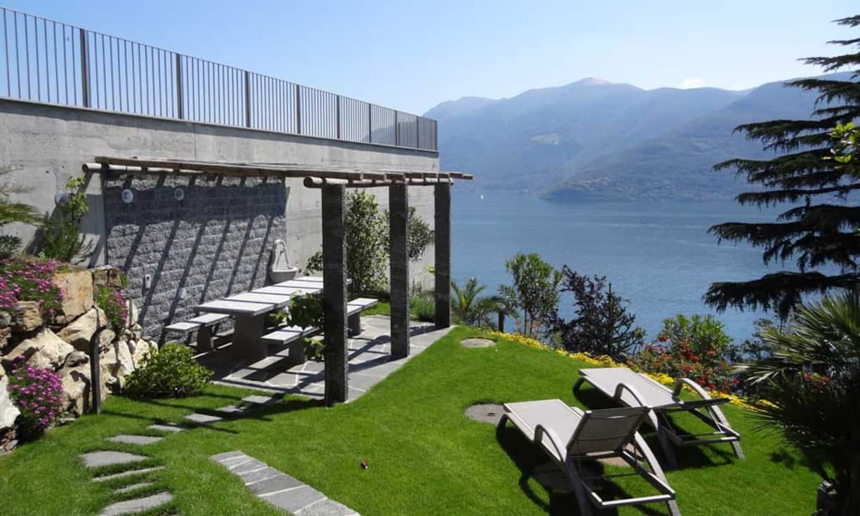 Die Luxuswohnung befindet sich oberhalb vom Lago Maggiore, ist nach Süden ausgerichtet und bietet einen Ausblick, der bis nach Italien reicht.
