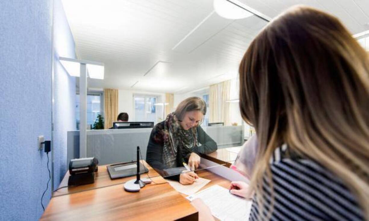 Welche Jobs sind auch in Zukunft sicher, welche werden bald von Robotern erledigt? Eine Studie von Deloitte zeigt die Top-Jobs und diejenigen, die wackeln: Am schlimmsten sieht es bei den Niedrig- bis Mittelqualifizierten für zwei Berufsgruppen aus. Zum einen für Bank- und andere Schalterbedienstete.
Automatisierungswahrscheinlichkeit: 97 Prozent.