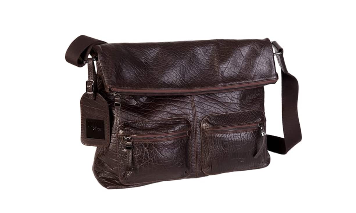 Praktisch: 0714 Dank zwei Vortaschen, Aussenfach, Innenfach, Handyfach, Steckfach und Stifthalter finden alle wichtigen Business-Accessoires in dieser Tasche aus genarbtem Kalbleder seinen Platz. Auch in dunkelgrün erhätlich. Preis 439 Franken