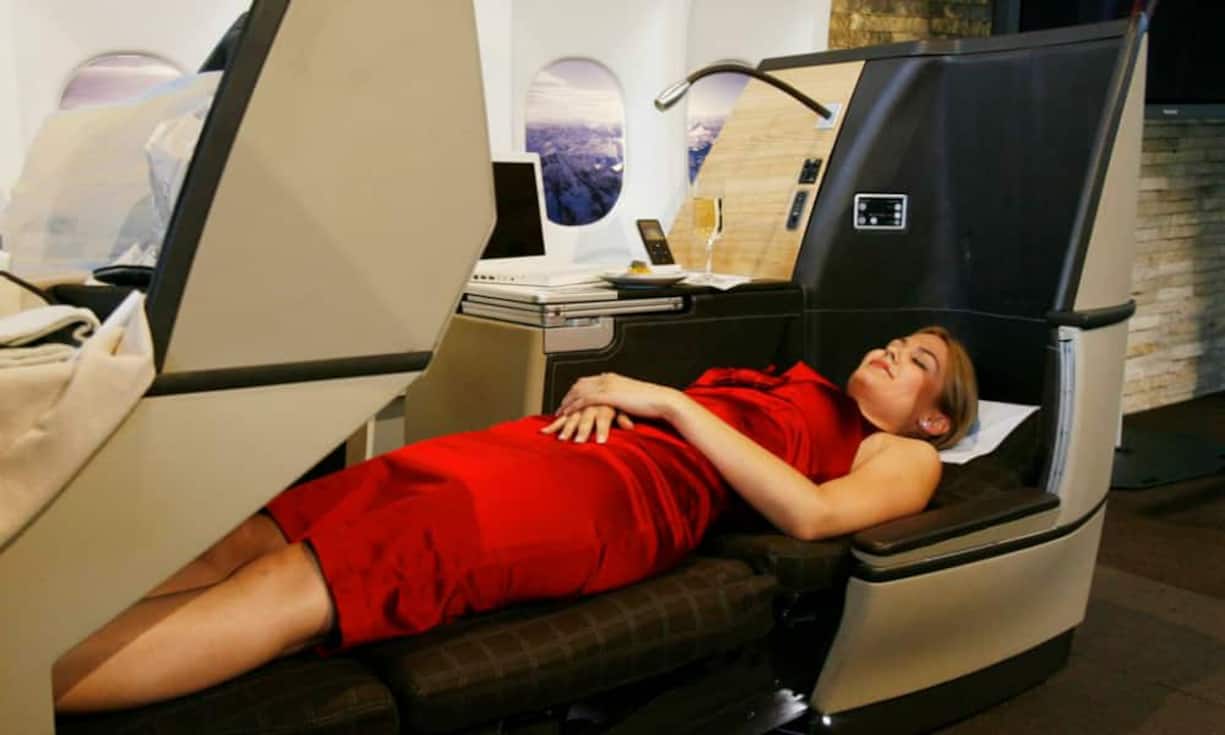 Diejenigen, die ständig in den Vordersitz treten: Wer Pech hat, hat auch noch jemanden hinter sich sitzen, der sich scheinbar das Ziel gesetzt hat, während der Reise so oft in Ihren Sitz zu treten wie möglich. Hier sollten Sie sich ruhig trauen, etwas zu sagen. Tritt ein Kind gegen den Sitz, wenden Sie sich an die Eltern. Wenn Fluggäste gegen die Sitze treten, ist das nicht nur für Sie unangenehm – auch Flugbegleiter sehen dieses Verhalten nicht gerne.