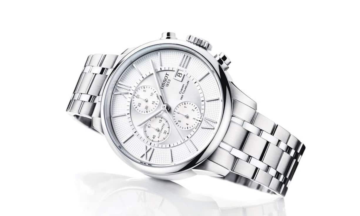 Tissot - Geschichtsbuch: Chemin des Tourelles
Die Uhr hat ihren Namen von der Strasse in Le Locle, in der 1907 die Tissot-Manufaktur errichtet wurde. Die Uhr, sowohl als Damen- wie als Herrenmodell (Bild) erhältlich, ehrt die 161-jährige Erfahrung der Swatch-Tochter durch ein zeitgemässes Design mit elegantem Gehäuse in einer Vielzahl verschiedener Ausführungen.
Preis: 895 Franken (Herren), 865 Franken (Damen)