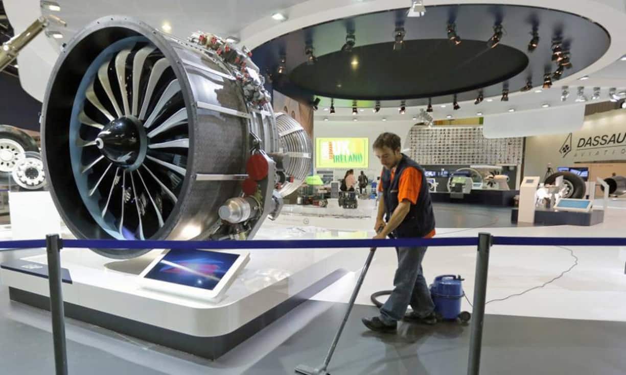 Ein Mitarbeiter trifft die letzten Vorbereitungen, bevor es bei der Flugschau richtig losgeht.