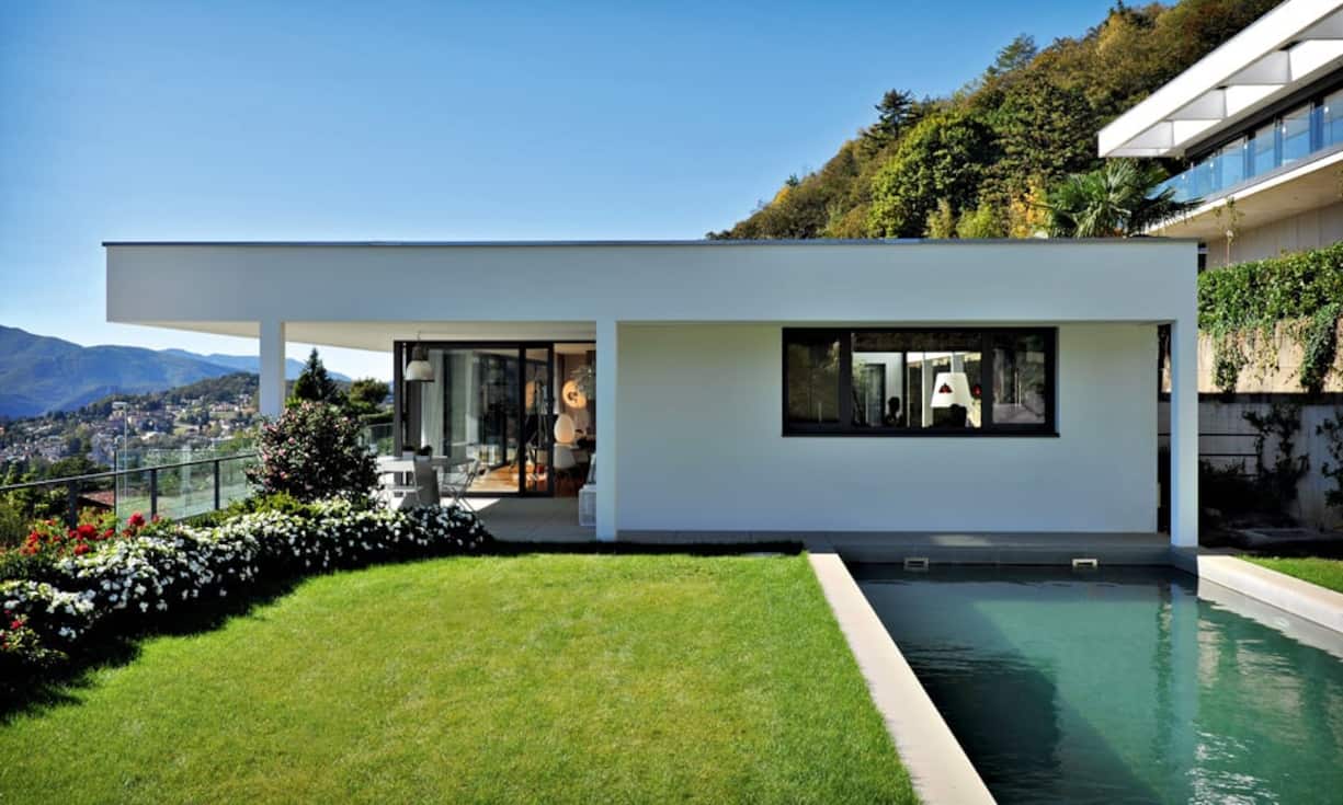 Im Grünen Bereich: Dank der Hanglage hat die Villa auch im Obergeschoss einen Garten. Neben Blumenbeet und Rasen bleibt Platz für den 10 Meter langen und etwa 3,2 Meter breiten Pool, der nach Osten orientiert ist.