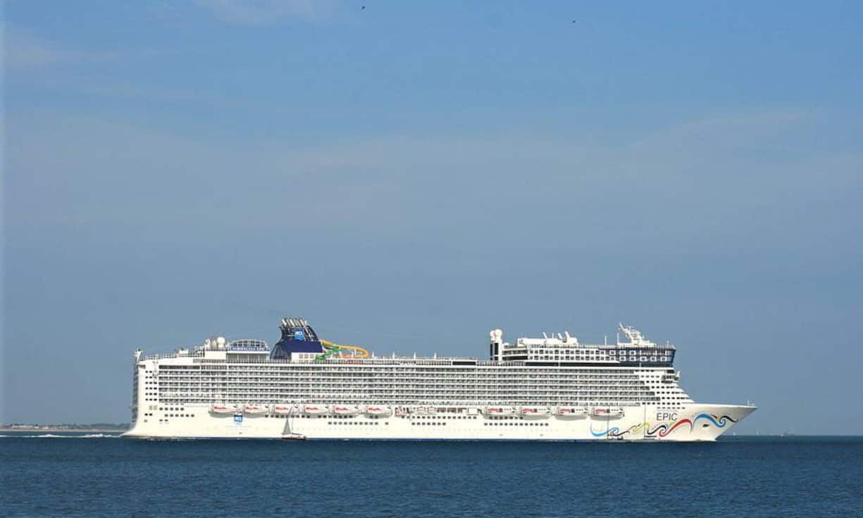 Platz 4: Norwegian Epic. Die Norwegian Epic gehört zur US-amerikanischen Reederei Norwegian Cruise Line. Es wurde mit 155'873 BRZ vermessen und bleibt bis zur Indienstnahme der Norwegian Escape 2015 das grösste Schiff der Reederei, das vor allem junge Leute ansprechen soll: So gibt es im «Entourage Teen Center» unter anderem Videospiele und Disco-Abende.
Wikimedia Commons/Brian Burnell