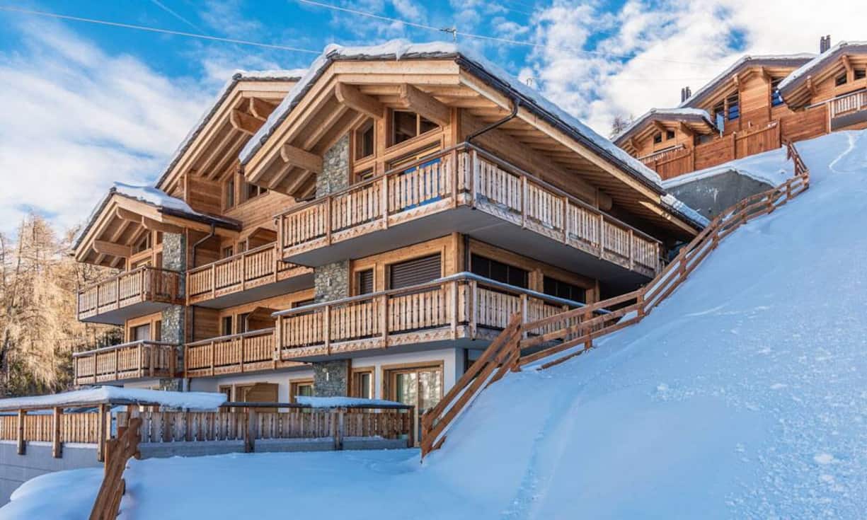 Das Appartement mit einer Gesamtfläche von 200 Quadratmetern ist Teil eines Chalets mit gesamthaft sechs Wohnungen.