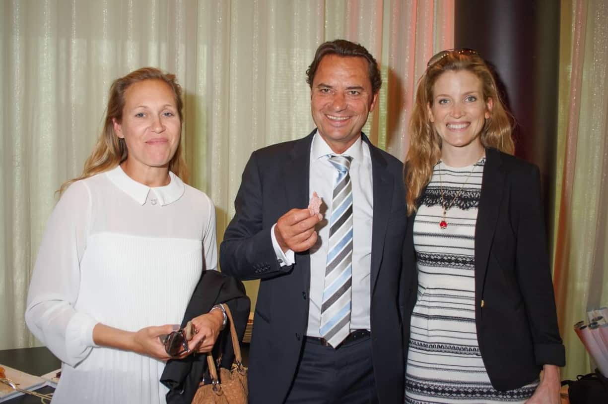 Schokolade-Genuss: Astrid Hagena, Ehefrau von Ralf T. Gehlen; Ralf T. Gehlen, Geschäftsführer, Procter&Gamble Switzerland SARL; Sandra Cettier, Marketingleiterin Procter & Gamble Services SwitzerlandSA