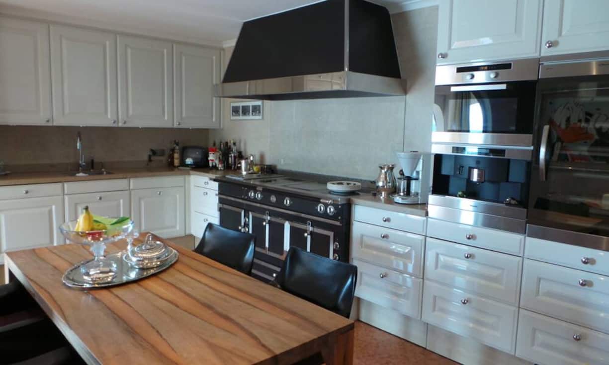 Die Küche bietet allen notwendigen Komfort und lädt zum Kochen ein.