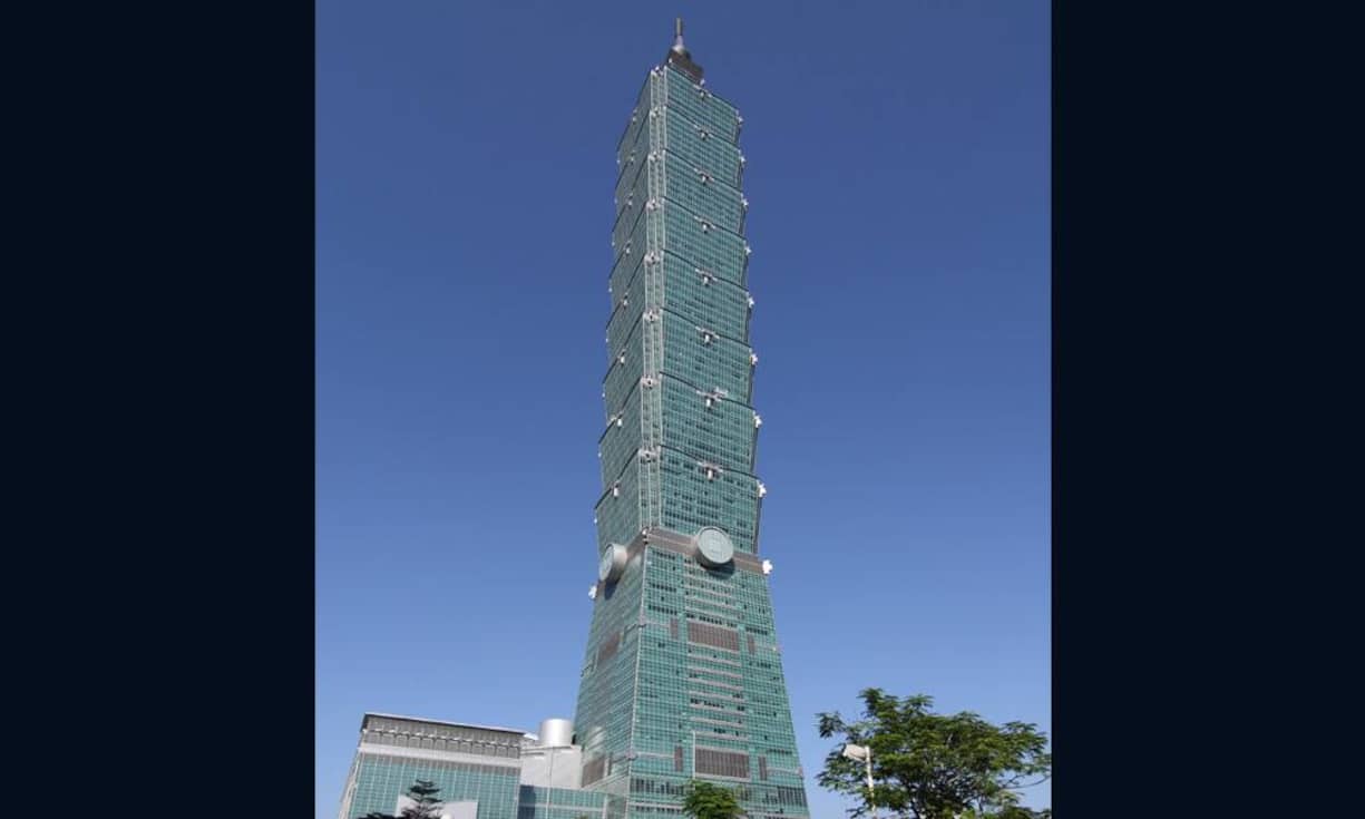 Taipeh: Das Taipei 101, welches in Taiwan steht, misst 509 Metern und ist somit das erste Gebäude weltweit, das mehr als einen halben Kilometer in den Himmel ragt. Von 2004 bis 2010 war es Rekordhalter unter den höchsten Türmen der Welt. (Bild: Michiiel van Dijik)