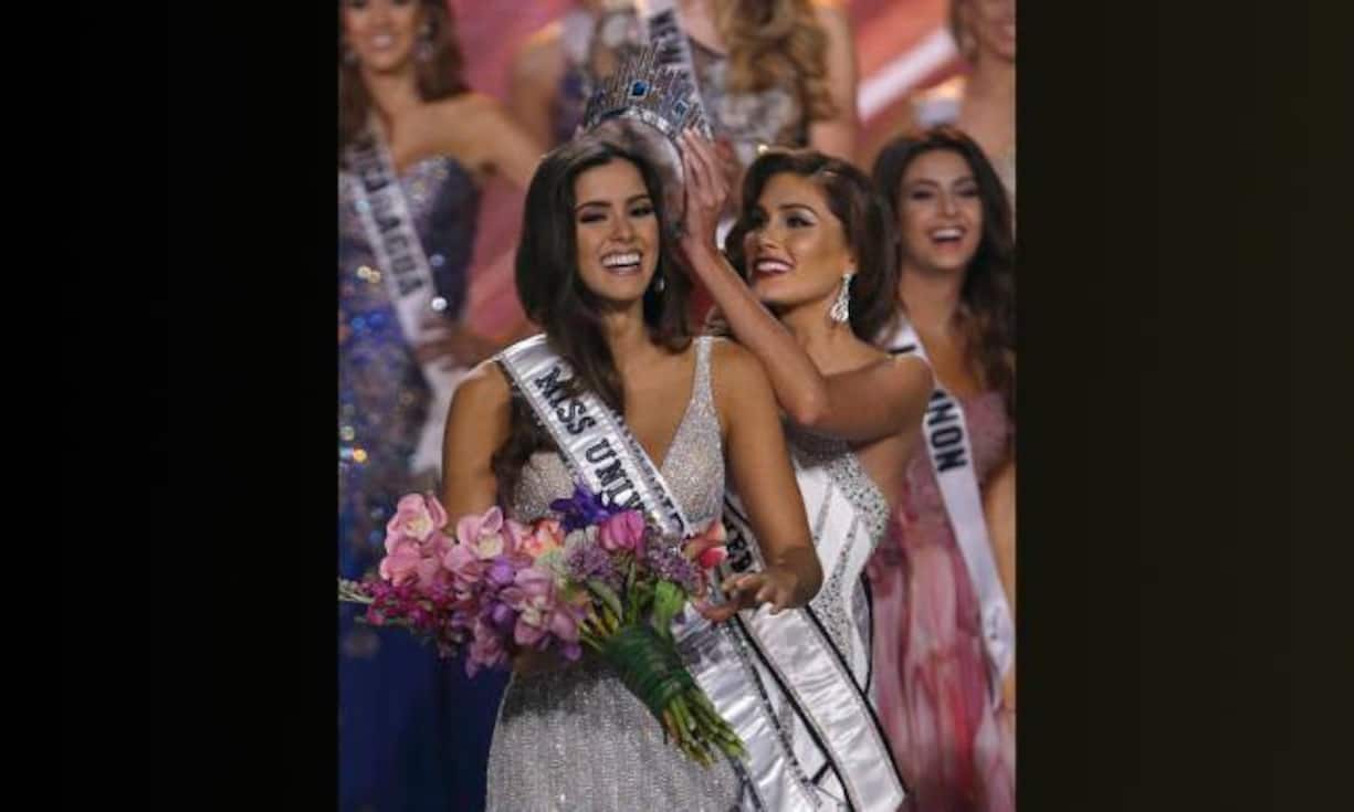 Die schönste Frau des Universums bekommt von ihrer Vorgängerin Gabriela Isler die 300.000-Dollar teure Krone aufgesetzt.