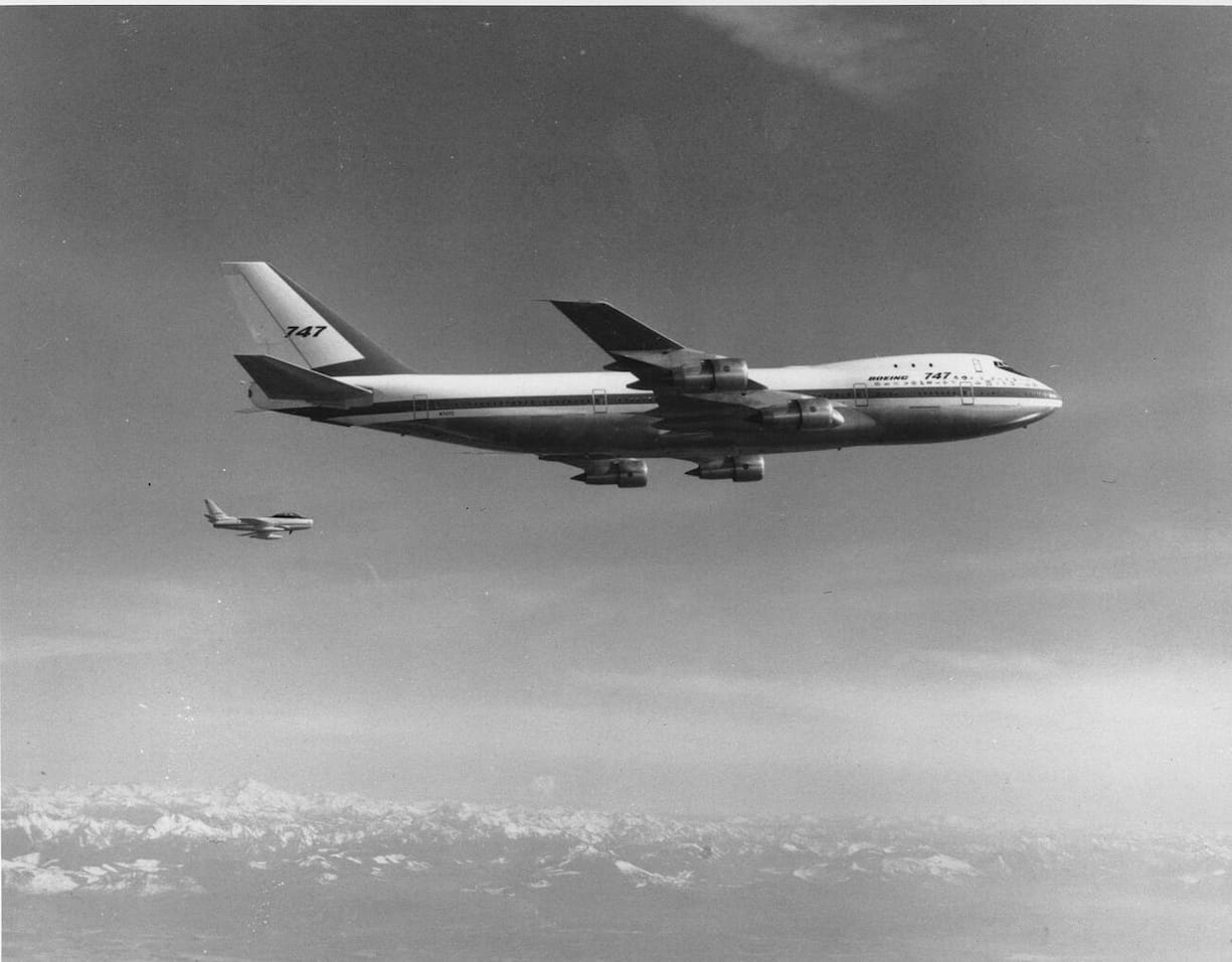 --- ARCHIVE --- VOR 50 JAHREN AM 9. FEBRUAR 1969 STARTET DIE DIE BOEING 747, AUCH JUMBO-JET GENANNT, IHREN ERSTFLUG --- A Boeing model 747, the largest commercial jetliner in the world, flies over the Puget Sound area of western Washington state in Oct. 1969.  The 747 jet is accompanied by a Sabre V chase plane, background, to observe certain flight tests. (KEYSTONE/AP Photo/Str)....