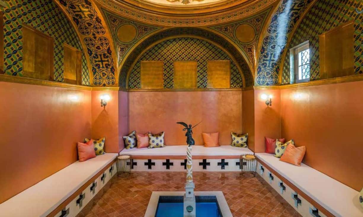 Die 1906 von Bertram Goodhue erbaute Villa vereint mit den römischen, persischen, arabischen und spanischen Baustilen die unterschiedlichsten architektonischen Einflüsse.