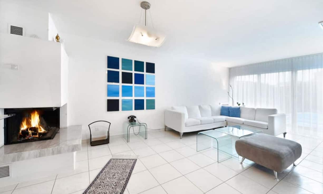 Das ganze Haus hat auf drei Seiten grosse Fensterflächen. Im EG befindet sich die offene Küche mit Bar, der Wohn/Essraum mit Cheminée, ein Zimmer/Büro, das Gäste WC und der grosse Eingangs- und Treppenhausbereich.