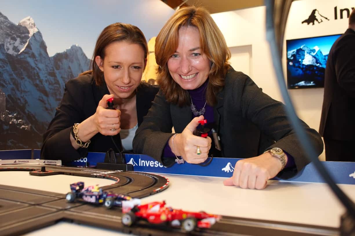 Die Carrerabahn, nicht bloss für grosse Jungs: Viktoria Sophie Lang, Marketing Manager Switzerland, Invesco Asset Management (Schweiz) AG; Maren Wichelhaus, Manager Event Marketing Continental Europe, Invesco Asset Management Deutschland GmbH