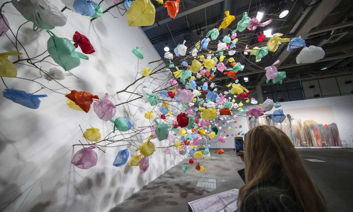 Ein Plastik-Baum vom Südafrikanischen Künstler Pascuale Marthine Tayou.