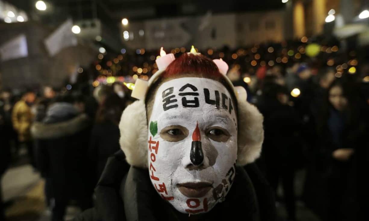 In Südkorea demonstrieren die Leute auch in der Silvesternacht gegen die Präsidentin.