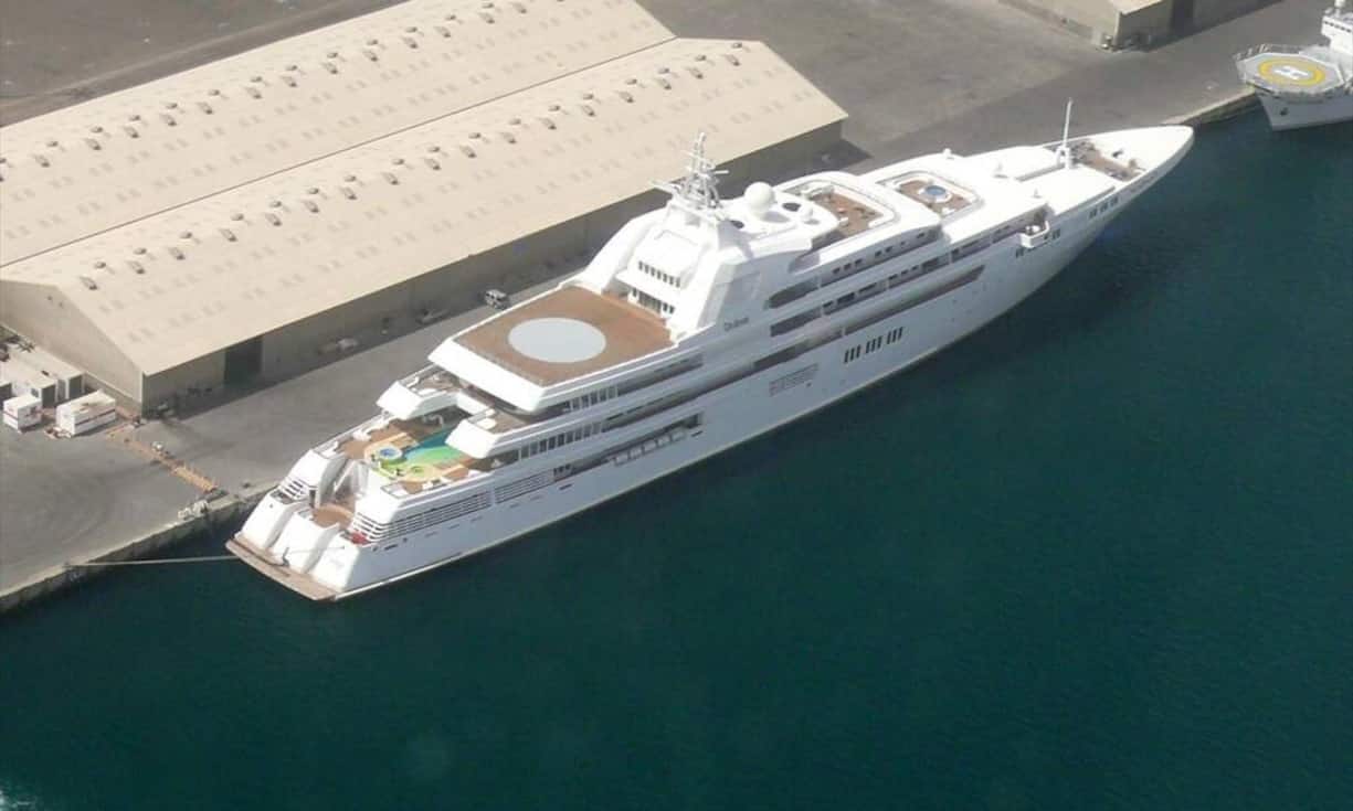 Platz 3: Dubai — 162 MeterDiese gigantische Jacht wurde 1996 für Prinz Jefri aus Brunei gebaut und gehört jetzt dem Scheich Mohammed bin Rashid Al Maktoum. Abgesehen von der «normalen» Luxusausstattung beeindruckt die Dubai mit einem 21 Meter breiten Atrium. Imre Solt/Wikimedia/CC