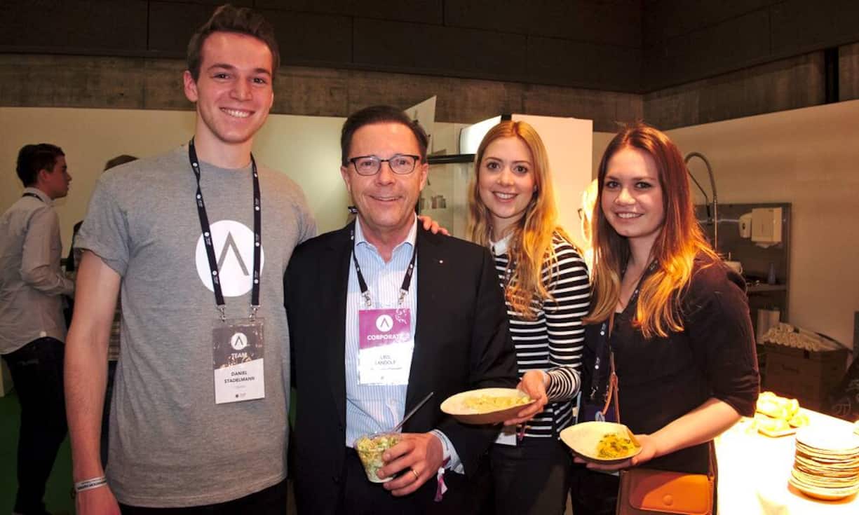Daniel Stadelmann, Catering, START Summit;
Urs Landolf, Präsident, HSG Alumni;
Eveline Maechler, Studentin, Uni St. Gallen HSG;
Krenare Berisha, Studentin, Uni St. Gallen HSG (v.l.n.r.)