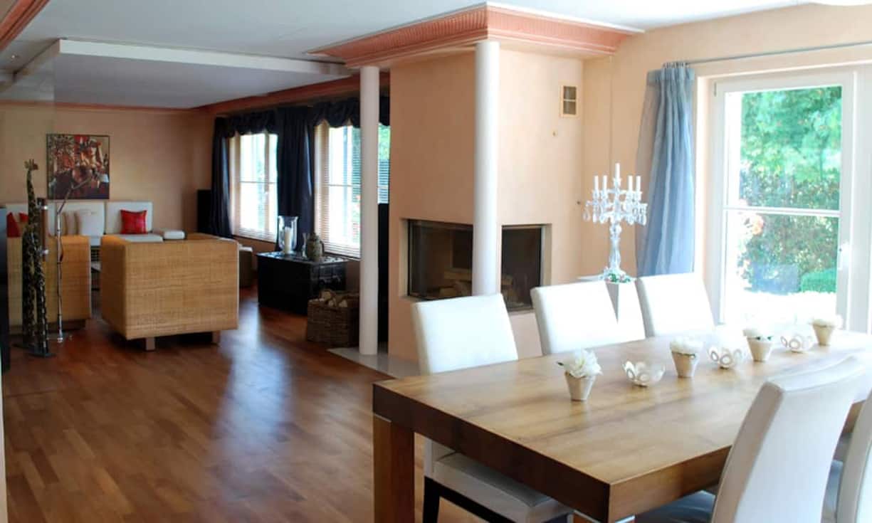 Über den angrenzend zur Küche liegenden Hauswirtschaftsraum gelangt man zum Wellness-Bereich. Er bietet einen...