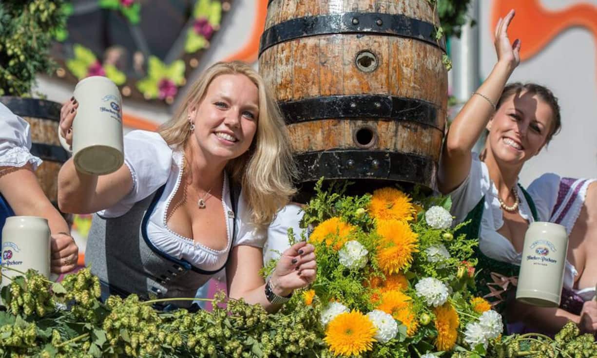 OktoberfestFesche Dirndl, Bombenstimmung und natürlich jede Menge Bier machen die September-Sause auf der Theresienwiese beim einfachen Volk und bei den Reichen gleichermassen beliebt. Nur kommen die einen mit der S-Bahn, die anderen im Jet.