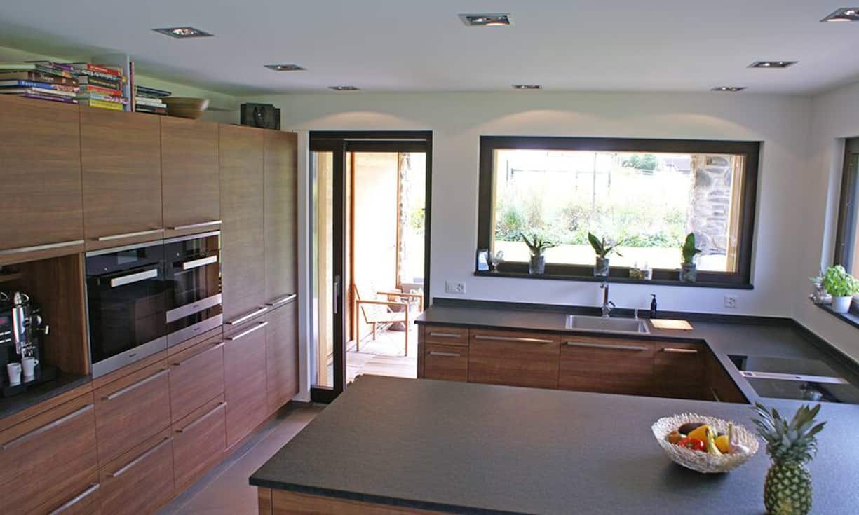 Die hochwertige, voll ausgestattete Küche und der grosszügige Essbereich mit Ausblick bilden eine Einheit.