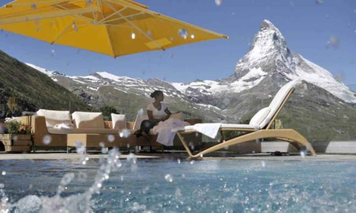 Rang 1: Riffelalp Resort, Zermatt. Die Edel-Lodge verfügt über zwei der kostbarsten touristischen Rohstoffe: eine Lage mit Seltenheitswert und absolute Ruhe. Das Haus vermittelt das Besondere der alpinen Umgebung in jeder Hinsicht. Platz 1 im BILANZ-Ranking.Hier gehts zur vollständigen Liste des 18. BILANZ-Hotel-Ratings
Bilder: ZVG/ PR
